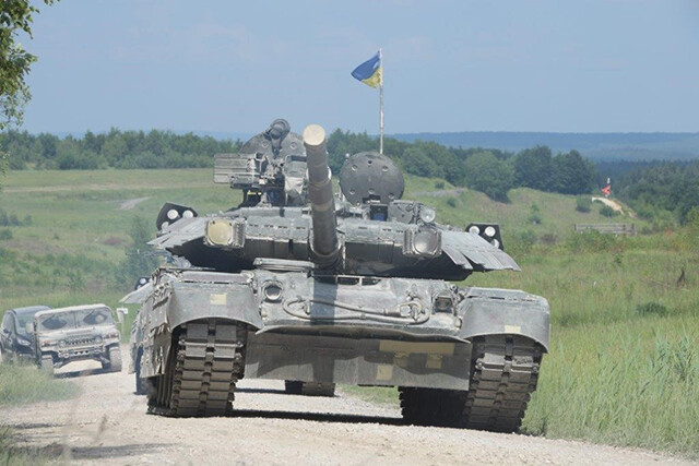 メルトポリの砲兵戦で大量のミサイル、ロケット弾、砲弾を撃ち込んだ後、ウクライナ軍は戦車、装甲車両の機甲師団を数個旅団、突入させる