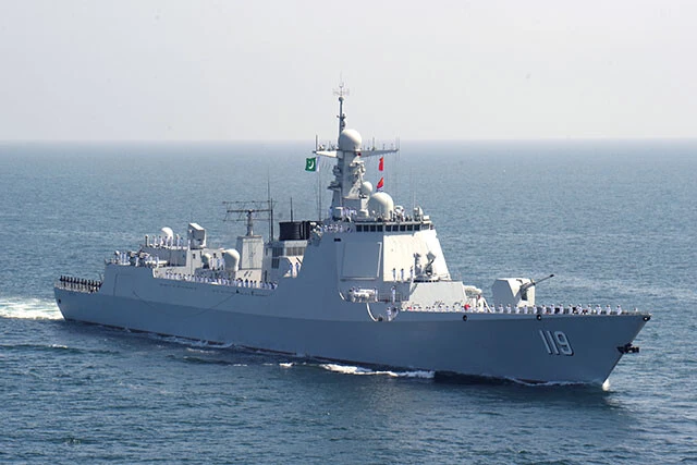 ０５２Ｄ型駆逐艦（３隻）。対空ミサイルシステムを搭載し、艦隊の防空を担う通称＂中華イージス＂。近年、猛烈な勢いで艦数を増やしている