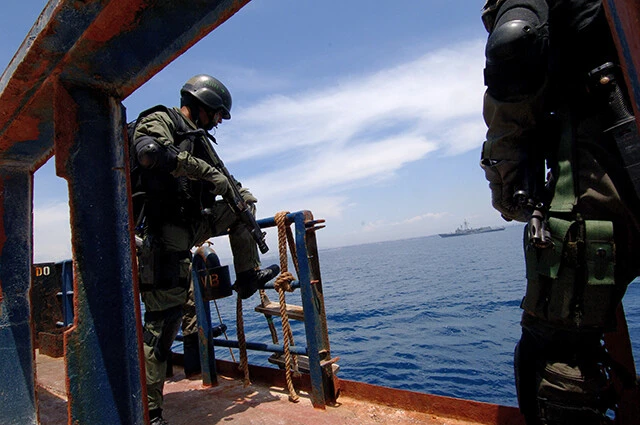必要ならば、貨物船に特殊部隊が乗って警備する。写真はトルコ特殊部隊が貨物船に乗って警護訓練中の様子
