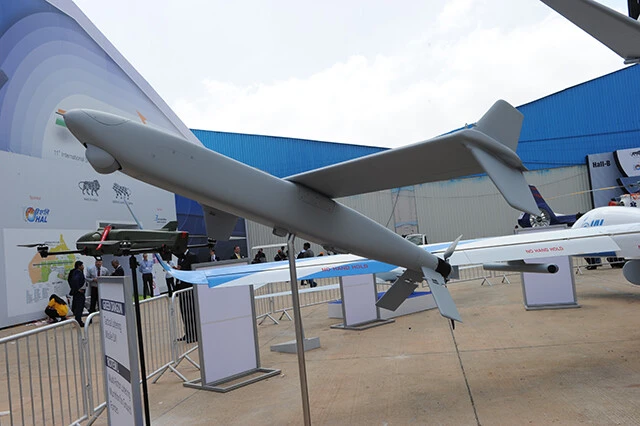 イスラエルＩＡＩ社製の『グリーンドラゴン』。発射後９０分滞空し、目標を発見次第、重さ３キロの爆薬と共に自爆攻撃する。全長１，７ｍで持ち運び可能