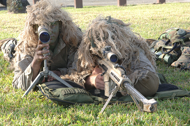 ライフル射撃では世界一の実力を誇る米海兵隊。右が５０口径狙撃ライフルを構える狙撃手。左は観測手スポッターと呼ばれ、このコンビで長距離狙撃する
