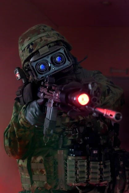 ウクライナ特殊部隊は暗視ゴーグルをつけて建屋内に突入、サプレッサー付きの小銃でロシア軍兵士を全員射殺、原発従業員を救出する。写真は陸自隊員