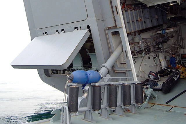 掃海母艦「ぶんご」の艦尾。左側が機雷投下ハッチ。機雷の数は極秘。中央のハッチはかつて装備していた航空掃海装置用