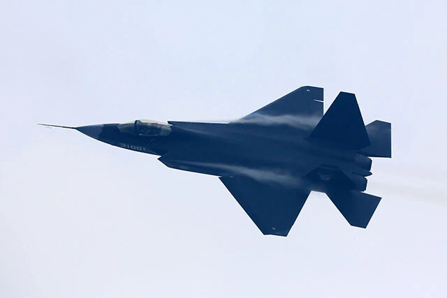 ステルス戦闘機ＦＣ－３１（１３機）。米軍のステルス機Ｆ‐３５Ａの情報を盗んで開発されたといわれ、艦載型が昨年初飛行。無人機の母機になる可能性も？