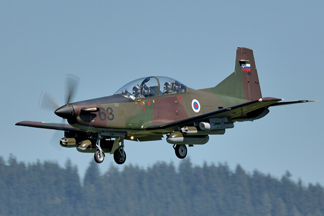 スロベニア空軍はＰＣ-９練習機を攻撃機として使用。翼下にバイロンを増設し、ロケット弾発射装置を搭載