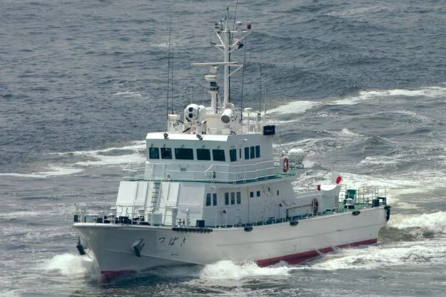 「つばさ」は全長３６ｍ、全幅７ｍ、総トン数１３１ｔ。写真は２００６年、横浜港で活動中の「つばさ」