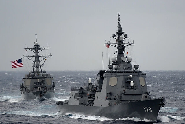 海自イージス艦が随伴すれば、海自ライトニング空母艦隊となる。写真はイージス艦『あしがら』、後方は米海軍ミサイル駆逐艦『ラッセン』