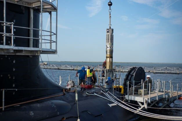 米海軍原潜バージニア級には、セイルの前方にVLSがある。写真はそこにトマホークミサイルを搭載している。因みにバージニア級の吃水は9.3m（写真：アメリカ海軍）