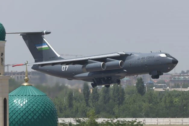 ウズベクスタン空軍輸送機、イリューシン７６。キルギスとウズベクを結ぶ鉄道を今後、中国が建設する