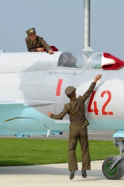 北空軍のミグ戦闘機の発進準備をする整備兵。まさか、ここまで北特殊部隊の隊員は潜り込まないと思うが......