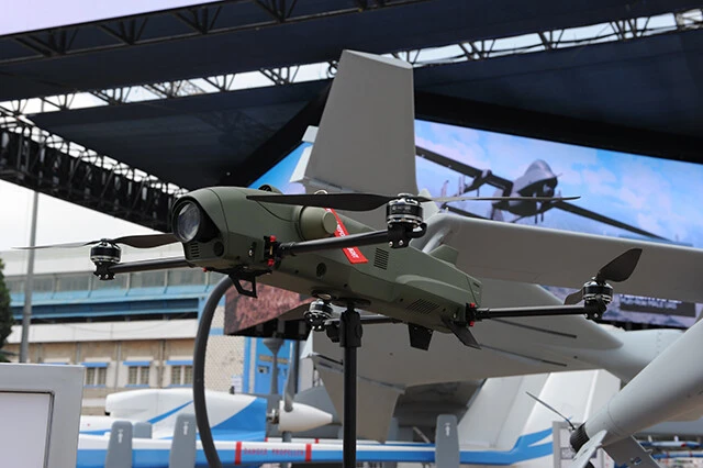 イスラエルＩＡＩ社製『Ｒｏｔｅｍ　Ｌ』。プロペラ式小型ドローンで、機体重量４．５キロ、爆弾重量１キロ、航続距離１０キロ、滞空時間３０－４０分。非装甲の一般車両発見追尾し、自爆。または、建物の小さい窓から飛び込んで自爆する