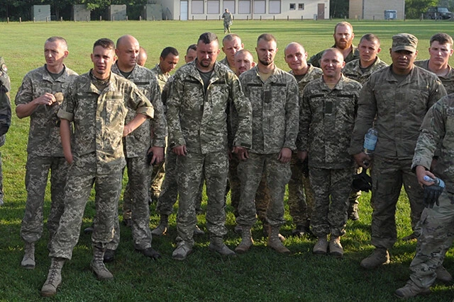 迎撃するウクライナ戦車部隊の戦車兵。彼らは正規軍の兵士である。２０１８年にドイツに遠征して射撃訓練を行った