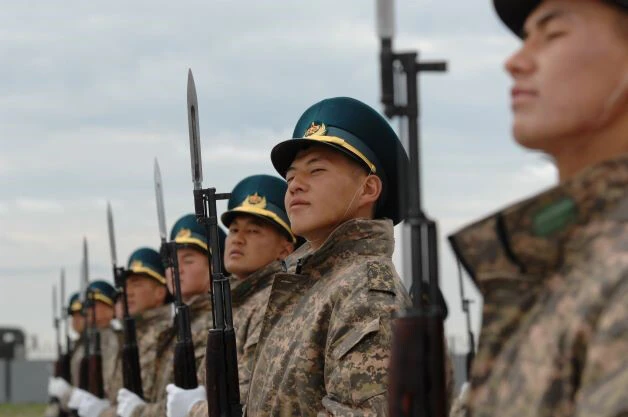 カザフスタン軍兵士。９月１４日、この場所を中国の習近平主席が訪問。この捧げ銃の視線の先に主席がいたのかもしれない