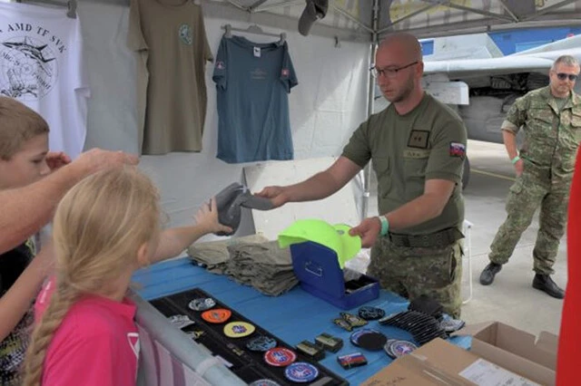 スロバキアのミグ２９部隊では記念グッズが飛ぶように売れていた