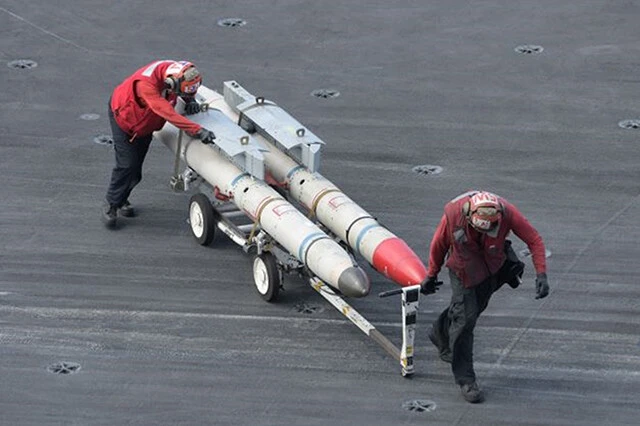 今、ウクライナ空軍の対レーダーハームミサイルは、ミグ２９のコクピットから事前に分かったロシア軍対空レーダーのＧＰＳ位置情報を伝達されて飛んで行く。ハームミサイルを恐れたロシアは、レーダーで敵機襲来後に停波する戦術に変更。しかしハームミサイルは初期の位置情報を頼りに突っ込む。しかし、ロシア軍がレーダーを移動させていれば野原に着弾し、外れとなる。写真は米海軍が運用するハームミサイル。写真：柿谷哲也