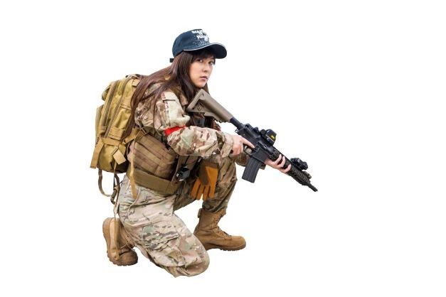 玩具銃を使用、千葉県北部サバゲ―戦線に出撃するCAT11 比嘉セリーナ。背負っているのはコンパーチブルMトランポットポートバッグ　10800円