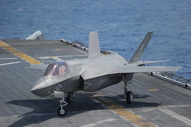 『いずも』はステルス戦闘機を運用する「ライトニング空母」に生まれ変わる（写真／米海軍）