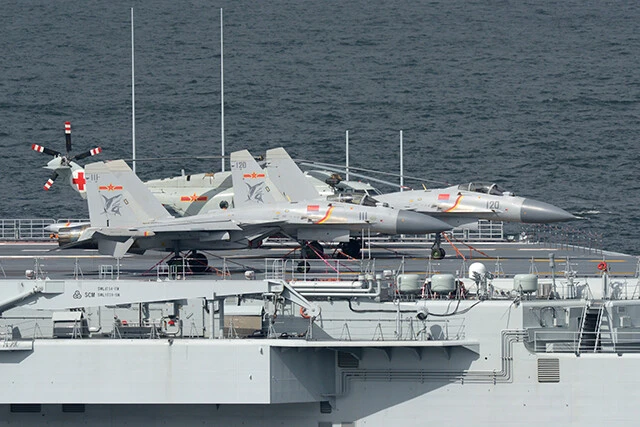 飛行甲板には尾翼に鮫マークのあるＪ‐１５戦闘機が。中国軍機でマークが描かれる部隊は珍しく、『特別』な存在であることをうかがわせる