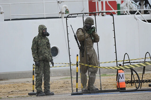 化学兵器戦闘最前線から後方に戻ったポルトガル軍兵士。水シャワーで全身を水洗いしている