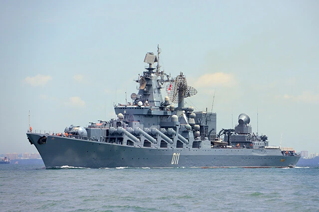 ウクライナ軍の地対艦ミサイル『ネプチューン』で撃沈された、ミサイル巡洋艦『モスクワ』と同型艦の『ワリャーグ』。日本海に展開しており、全長１８６．４ｍ、１万２千トンの巨艦