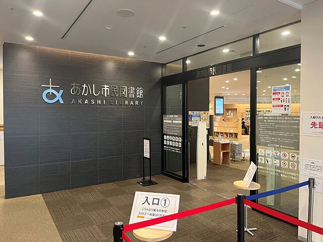 当初の予定より図書館の床面積を４倍にして、絵本を倍増させた。どんな子供でも好きな本を読めるようにしたかったという市長のこだわりが詰まっている