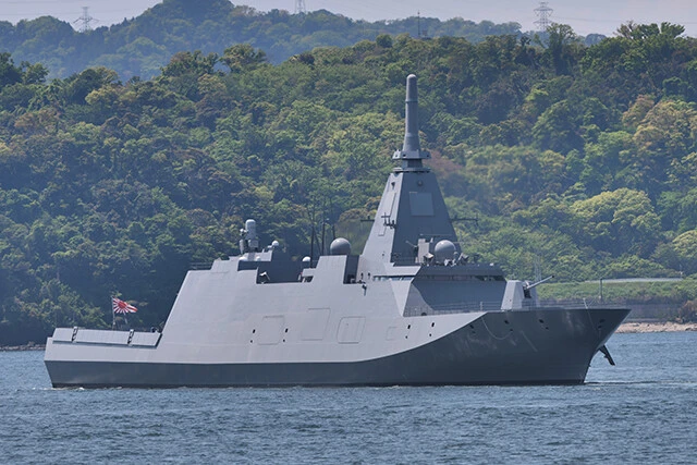 横須賀港に配備された最新鋭ステルス艦ＦＦＭ『もがみ』。ステルス形状は敵の対艦ミサイルの電波を跳ね返すため