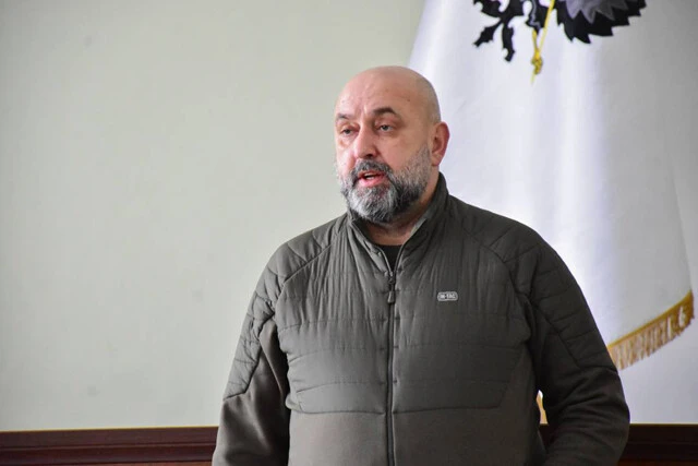 すでに退役していたクリヴォノス将官はキーウ・ジュリャーヌィ国際空港の防衛に徹した。大統領府からわずか7㎞の距離にあるこの空港への上陸を阻止した