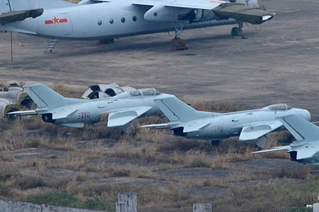 しかし中国は奥の手を発動。中国空軍Ｊ６旧型機だが、無人特攻機に改造されて参戦。その数５００機。爆薬を満載し米空母に殺到する。「スウォーム神風無人機特攻攻撃」である