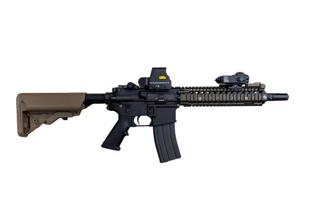 玩具銃は東京マルイ　ガスブローバックMK18 MOD1 68860円。ホロサイトタイプドットサイト　6060円。DILBAL-A2タイプLEDライト　20450円