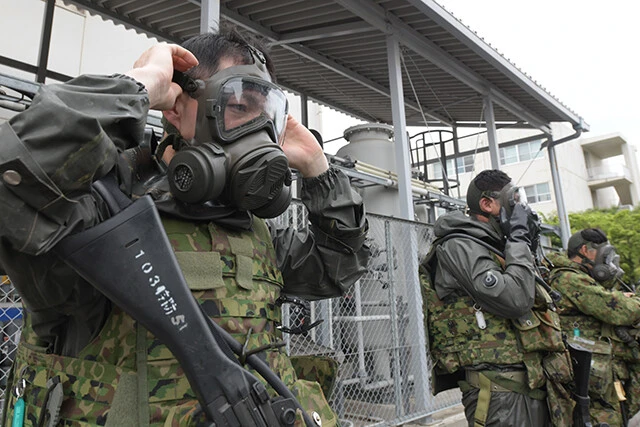 陸自は『ガス!!』の警報が発せられると腰のポーチからガスマスクを出し、3秒以内に目鼻口を覆う