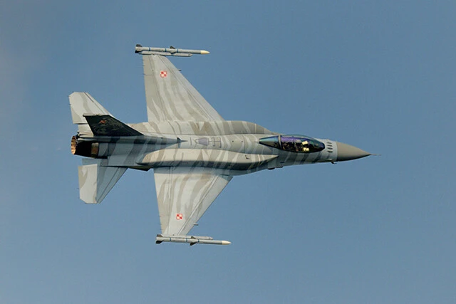 アメリカがポーランドへ供与すると言っているF16ブロック52+型は、F16の最新型。レーダーの処理速度は5倍高速で、スナイパーXRターゲットポッド搭載可能。昼夜問わず高高度から、レーザー誘導爆弾での精密爆撃が可能