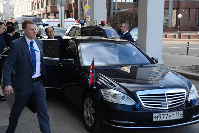 来露したＶＩＰがモスクワでホテル前から車に乗り込む場面。こういった瞬間が狙撃のタイミングとなるため、ロシア人ボディガードたちが周りを固めている