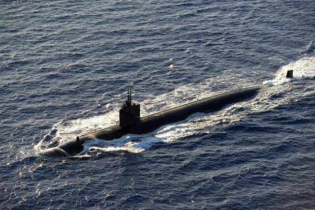 原潜は一度海に出て潜航開始すれば、乗組員用の食料がある限り潜ったまま。米原潜は3か月潜る。写真は「ロスアンゼルス級」