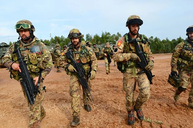 続々と各国の歩兵が集結し始める。写真はイタリア海兵隊兵士