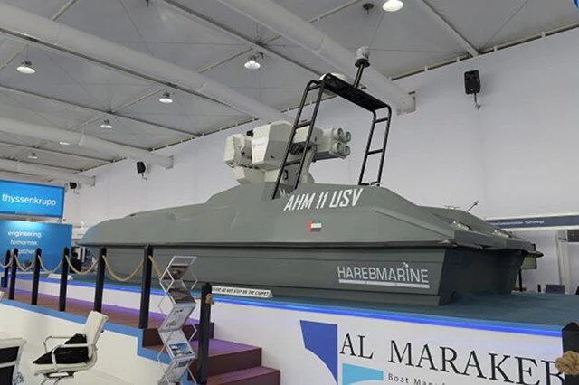 アラブ首長国連邦の大手海事企業「アルマラケブ」が販売する11m無人警備艇は、ミサイル発射システムも備える（写真：柿谷哲也）