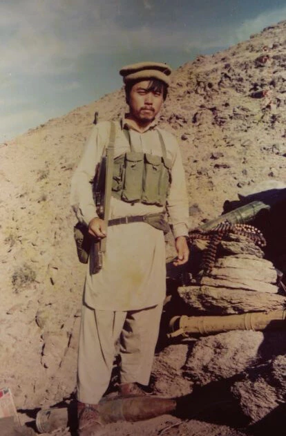 1990年代、アフガンで高部氏は銃を渡され、数日歩いた先が戦場だった。アフガンゲリラは訓練など無しで最前線に投入していた(写真提供:高部氏)