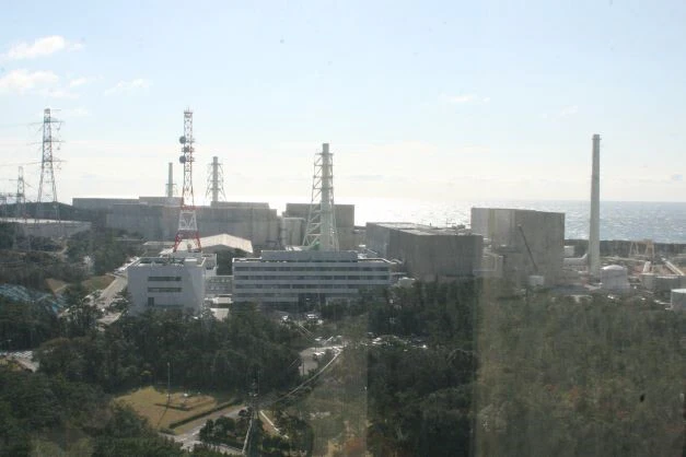 日本の浜岡原発。大津波対策用の高い塀に囲まれて、中を取れば難攻不落の要塞(写真/小峯隆生)