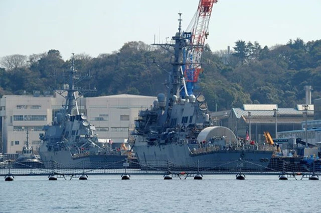 米海軍横須賀基地は対自爆艇テロに対して海上に防御網が張る。写真は接岸するアーレイバーク級駆逐艦。配備された11隻のイージス艦を守る(写真:柿谷哲也)