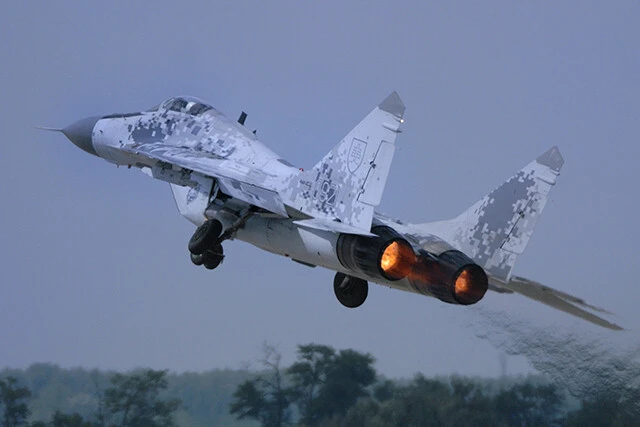 スロバキア空軍『ミグ２９ＡＳ』がアフターバーナーを点火して離陸する様子
