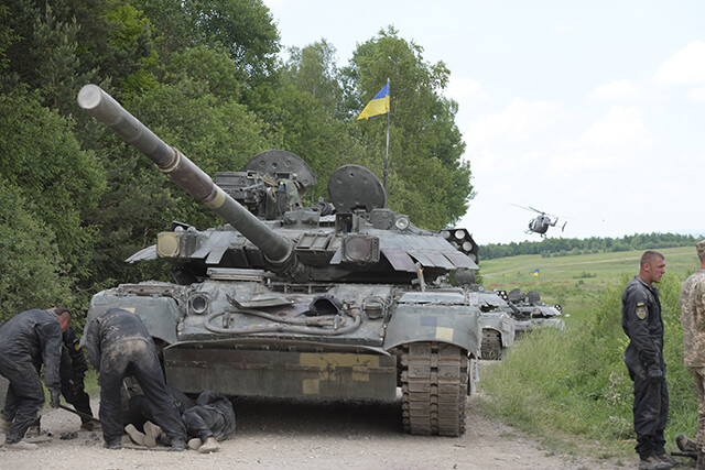 ウクライナへ供与される戦車は、いかにして戦地へ届けられるのか