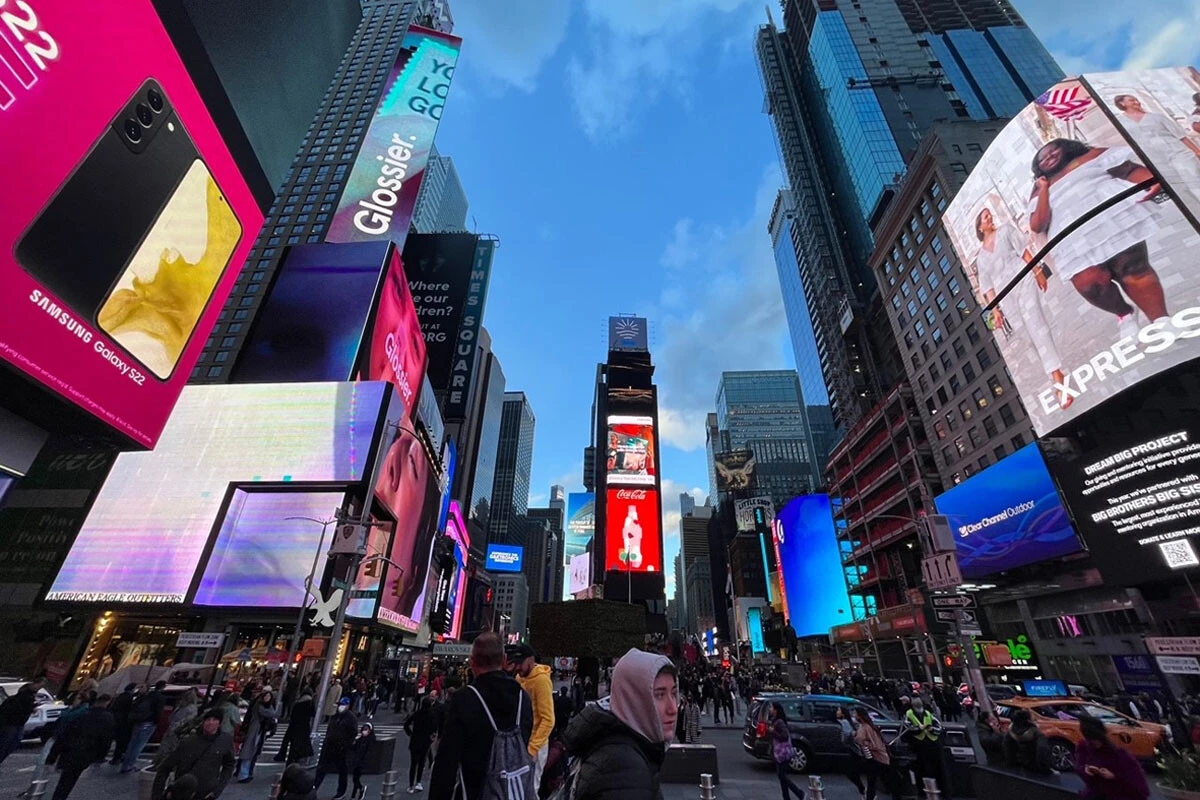 パンデミックを脱し、普段の景色を取り戻したニューヨークのタイムズスクエア