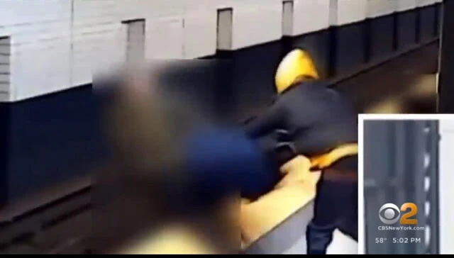 地下鉄の防犯カメラがとらえた突き落とし事件の瞬間(CBSNewYork YouTubeチャンネルより)