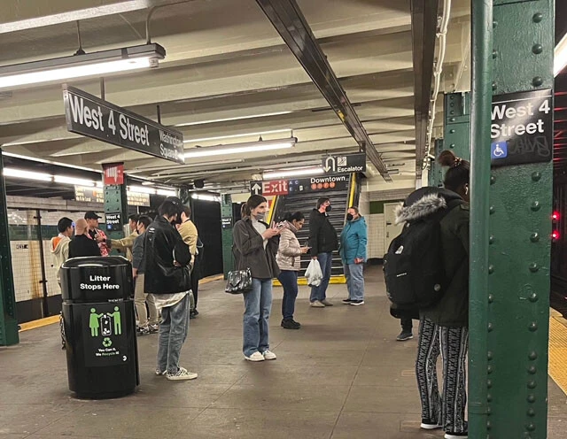 突き落とし事件の影響か、ホームの真ん中で電車を待つ人たち