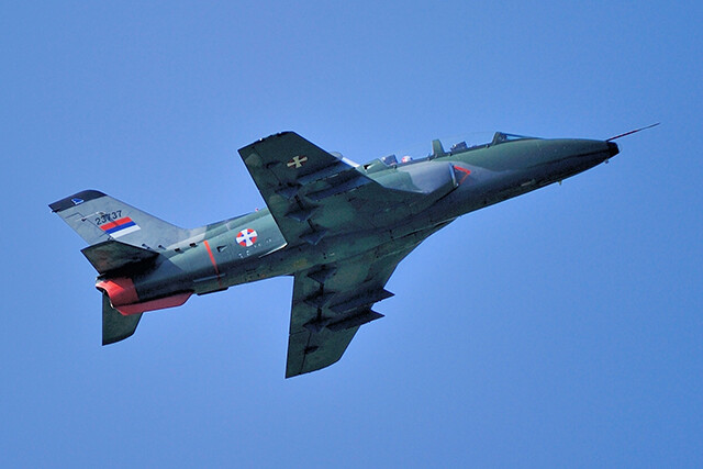 セルビア空軍機。ユーゴスラビア製Ｇ-４練習機の翼下にパイロンを増設して爆弾などを搭載可能にし、地上攻撃機として使用