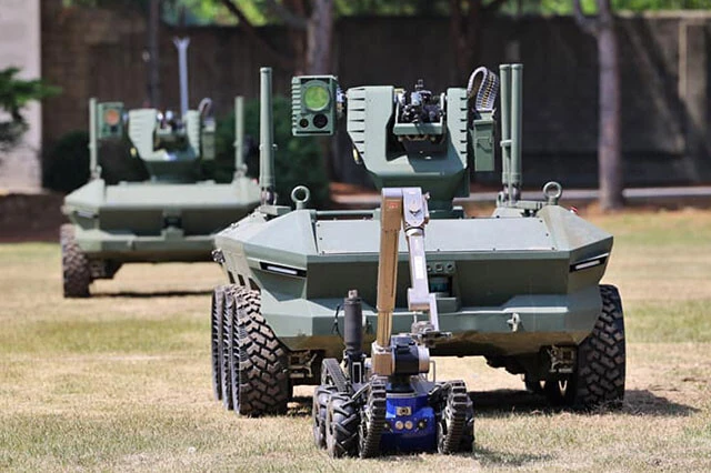 【すでに実戦配備中！ 自国開発の多目的無人車両】近年、各国が積極的に開発を進めている多目的無人車両。韓国はすでに開発に成功しており、陸軍は北朝鮮との国境地帯にこれを配備済み。機関銃で自動射撃ができ、国境地帯の偵察任務や貨物の運搬に使用。まだ、他国での導入実績はないが、今後は「主力商品」として位置づけられている