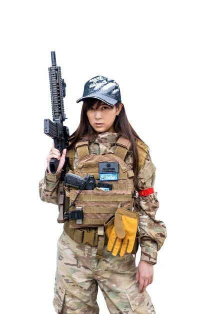 戦闘ベストはモジュラープレナーベストウルフブラウン、10800円。左腕のゲームマーカーは赤と黄色がある日本製1100円。マルチカム戦闘服上着とズボンで27800円。爆弾が頭上から降り注ぐ模様の帽子 ロープロファイルキャップシリーズ 『MAKE IT RAIN』 2400円