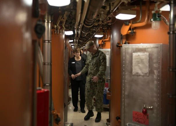 米海軍オハイオ級潜水艦「ペンシルバニア」艦内。弾道ミサイル垂直発射管VLSが24基並ぶ。艦の全長は170.69mとなる(写真:アメリカ海軍)