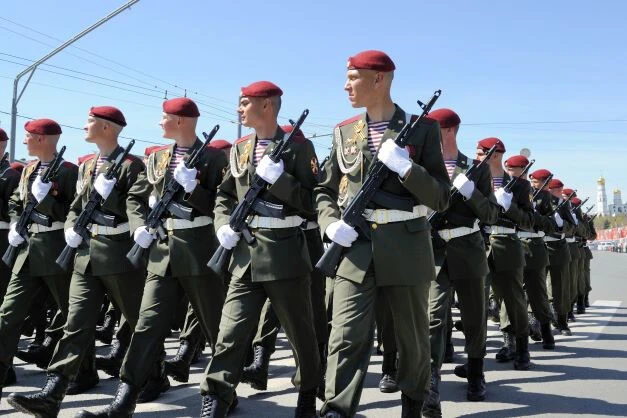 ウクライナの戦場で使われて故障、摩耗した大量のＡＫ自動小銃の修理、改修も、北の労働者にすればお手の物である。写真のロシア地上軍空挺部隊が持つＡＫ-７４は北朝鮮で８８型／９８型として使われている