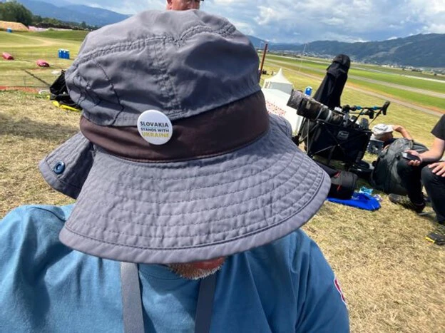 スロバキア空軍基地でNATOショップに行くと、『スロバキアはウクライナ側に立つ』と記されたバッチを渡されて、「帽子に付けるようにと」言われた柿谷氏