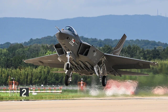 【見た目はほとんどＦ－３５！　韓国初のステルス戦闘機ＫＦ－２１】７月１９日に初飛行に成功したステルス戦闘機、ＫＦ－２１。こちらもロッキード・マーティン社の技術協力で開発され、見た目的には自衛隊も採用するステルス戦闘機Ｆ－３５にそっくり！　コスパ重視で今後は海外市場へ積極的に営業をかけていく予定だ